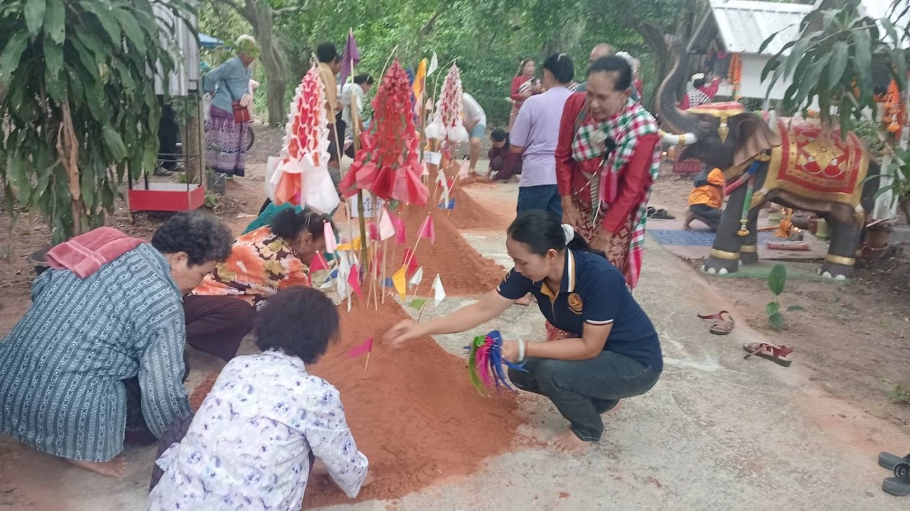 ชาวบ้านร่วมสืบสานประเพณีบุญซำฮะ ทำพิธีเลี้ยงผีปู่ตา คอหวยไม่พลาดส่อง "เลขเด็ด"